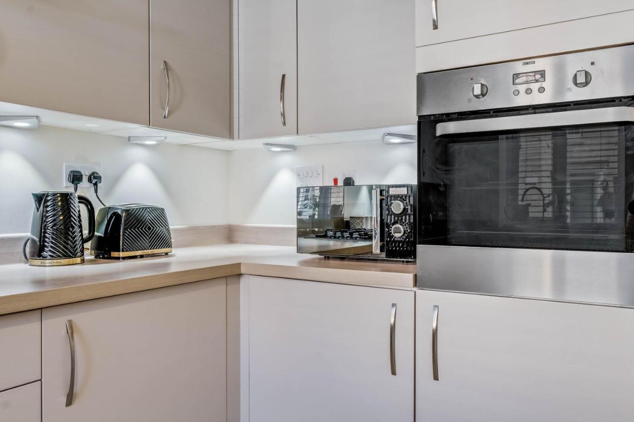 Beautiful And Comfortable Home Away From Home With Free Parking, Fast Wifi And White Crisp Hotel Standard Linen Hosted By Our Home Short Stays Northampton Exterior foto