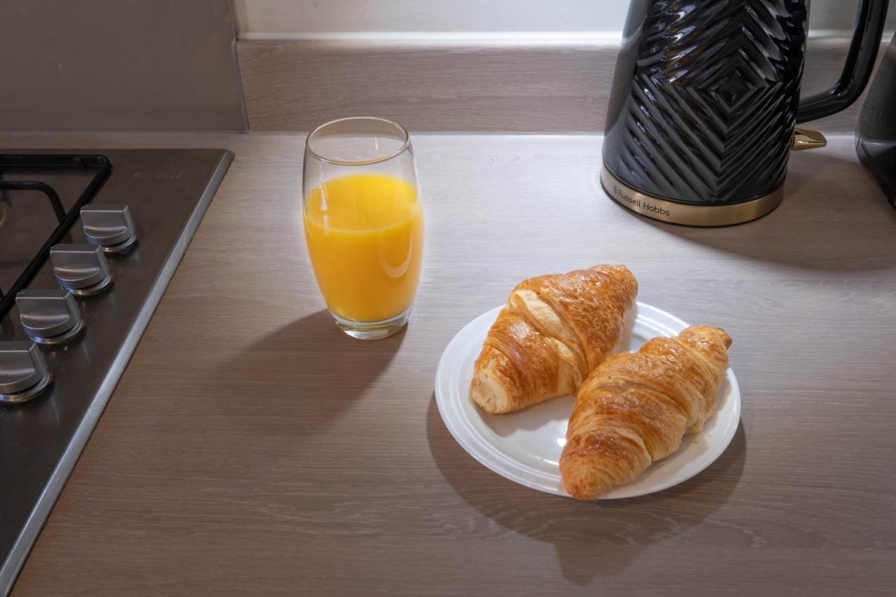 Beautiful And Comfortable Home Away From Home With Free Parking, Fast Wifi And White Crisp Hotel Standard Linen Hosted By Our Home Short Stays Northampton Exterior foto