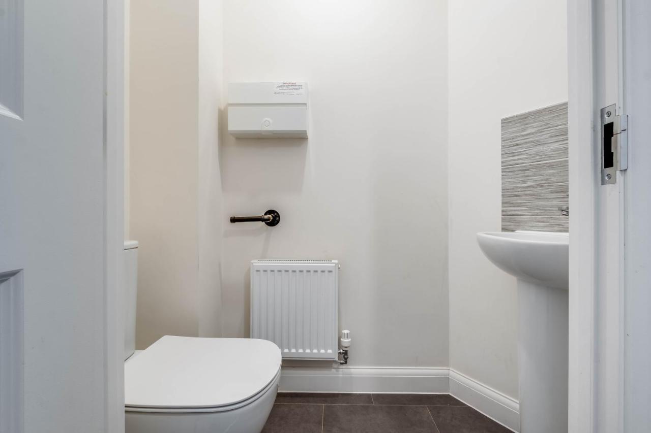 Beautiful And Comfortable Home Away From Home With Free Parking, Fast Wifi And White Crisp Hotel Standard Linen Hosted By Our Home Short Stays Northampton Exterior foto