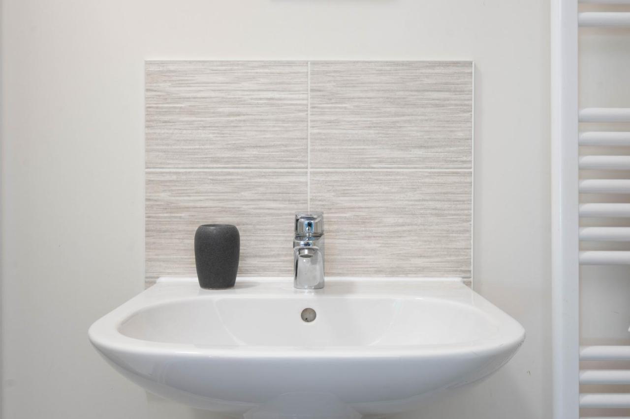 Beautiful And Comfortable Home Away From Home With Free Parking, Fast Wifi And White Crisp Hotel Standard Linen Hosted By Our Home Short Stays Northampton Exterior foto