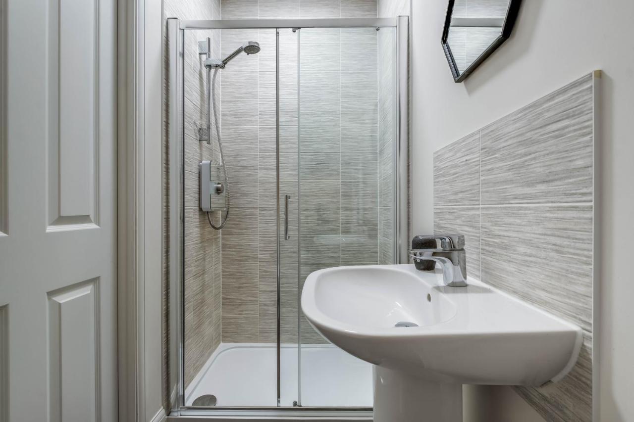 Beautiful And Comfortable Home Away From Home With Free Parking, Fast Wifi And White Crisp Hotel Standard Linen Hosted By Our Home Short Stays Northampton Exterior foto