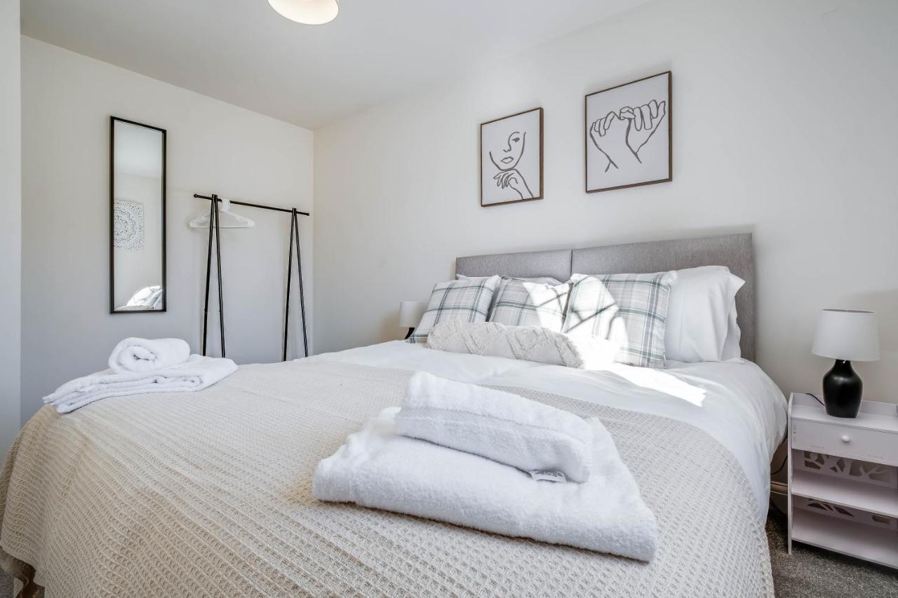 Beautiful And Comfortable Home Away From Home With Free Parking, Fast Wifi And White Crisp Hotel Standard Linen Hosted By Our Home Short Stays Northampton Exterior foto