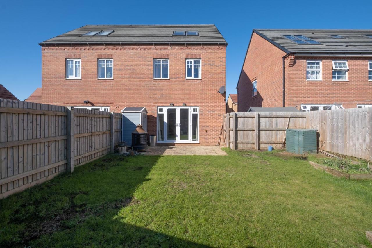 Beautiful And Comfortable Home Away From Home With Free Parking, Fast Wifi And White Crisp Hotel Standard Linen Hosted By Our Home Short Stays Northampton Exterior foto
