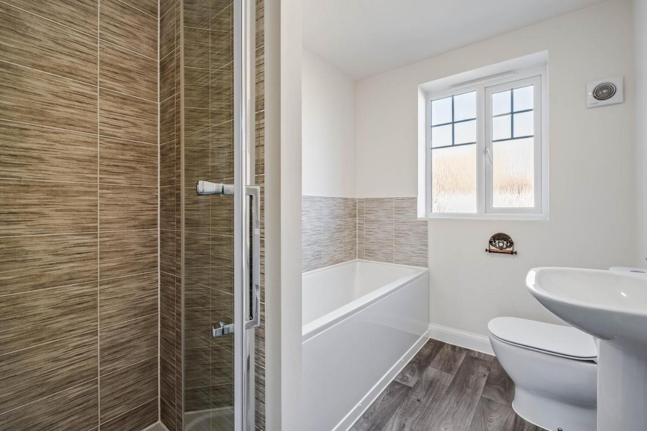 Beautiful And Comfortable Home Away From Home With Free Parking, Fast Wifi And White Crisp Hotel Standard Linen Hosted By Our Home Short Stays Northampton Exterior foto